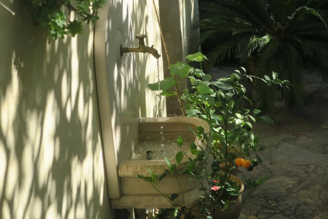 Tombe La Nefle Bed & Breakfast Avignon 0*,