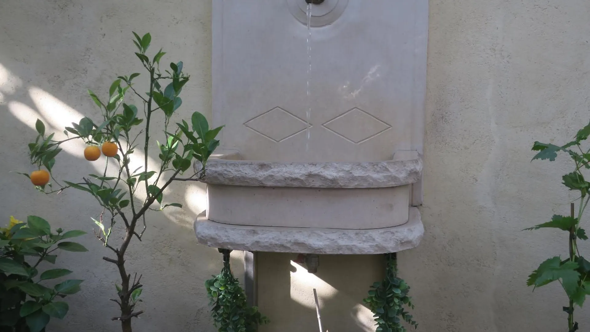 Tombe La Nefle Bed & Breakfast Avignon 0*,  France